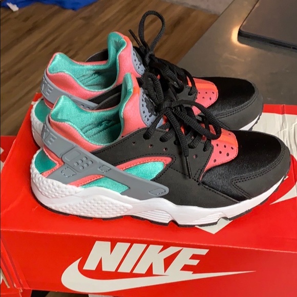 WMNS Nike Air Huaraches - Picture 3 of 8